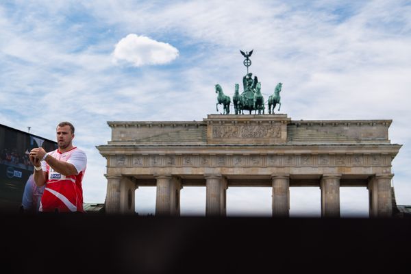 Valentin Moll (LC Rehlingen) beim Kugelstossen waehrend der deutschen Leichtathletik-Meisterschaften auf dem Pariser Platz am 24.06.2022 in Berlin